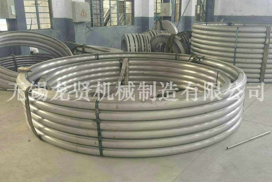 高速公路上的半圓管！